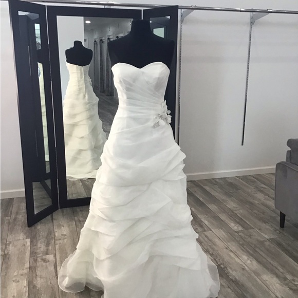 DaVinci Dresses & Skirts - Davinci Bridal Gown Size 6 Strapless White Ruffled Organza